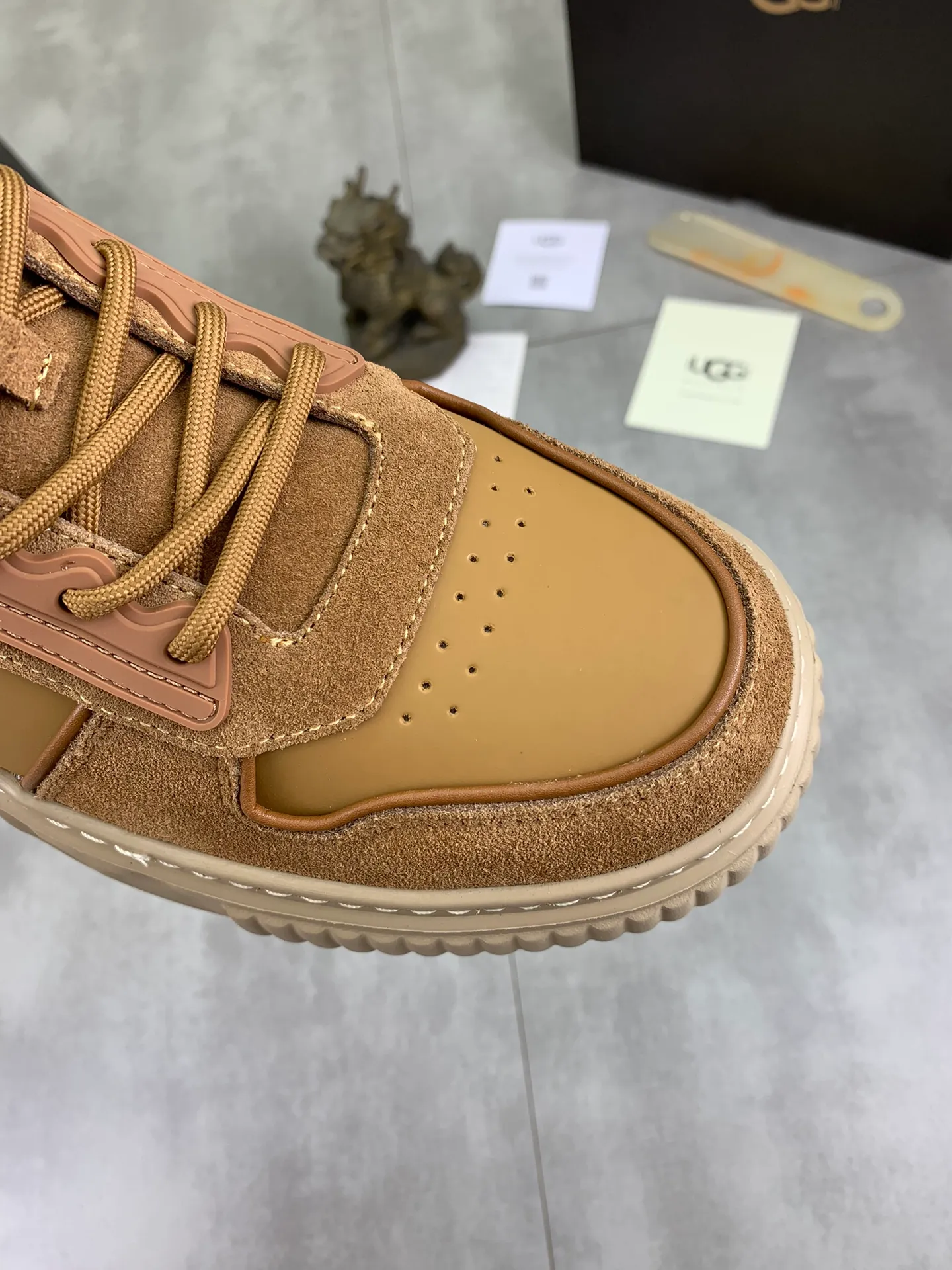 Men's shoes 💰P640 [New style] 💰 🆘 "Real wool" [UGG] 👉The popular men's shoes are synchronized with the official website 🔰The quality of the genuine products [satisfied] is not comparable to the imitations in the general market 🌀The upper is imported Italian frosted cowhide, and the lining is: foot pad 🅰️ grade 🐑Real wool👻Only Grade A can show the effect The hand feels smooth and delicate 🔱The shoe shape is grand, only genuine manufacturers can achieve it 🎄The perfect toughness of the original outsole 👻⬛️ can allow customers to bid farewell to one-time consumption. Real wool lining, super warm. Available in brown or gray. Number of yards: 39-44